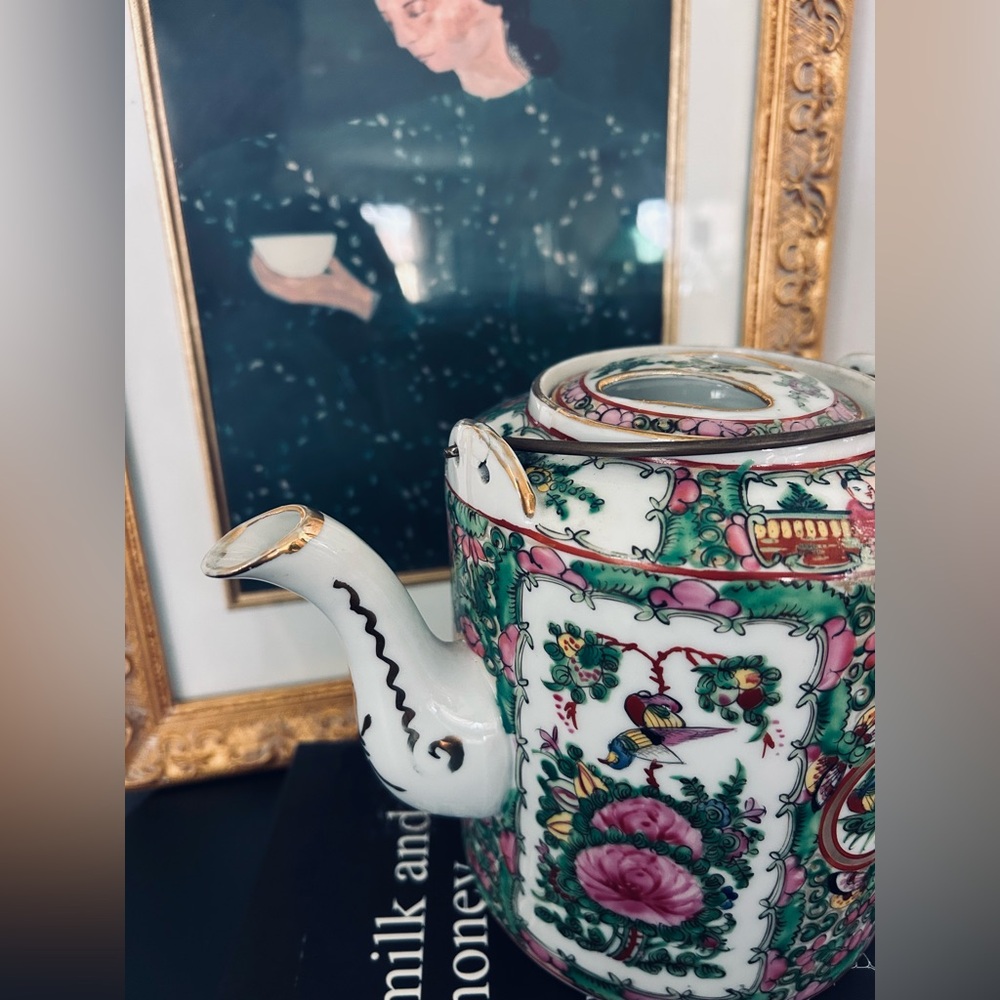 1950 Chinese Export Rose Medallion Porcelain Teapot with Rattan Tea Basket - Picture 8 of 15